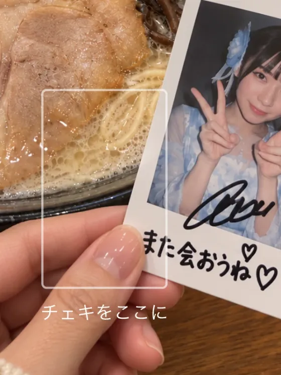 カメラ画面の配置ガイド。チェキの形の枠に合わせて、料理の手前にチェキを構えている